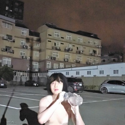 陳翊琳外面裸體洗澡自拍