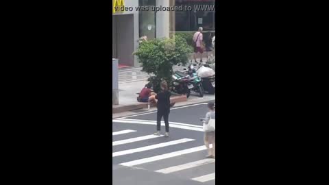 台北婦人在街頭公然幫流浪漢「打手槍、吹喇叭」