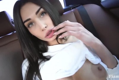 歐美自拍AV公眾手淫在汽車，性感熱布魯內特菲亞莫爾