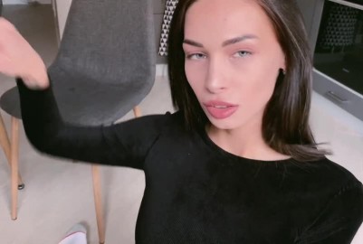歐美自拍AV年輕的女朋友在她的嘴需要一隻雞