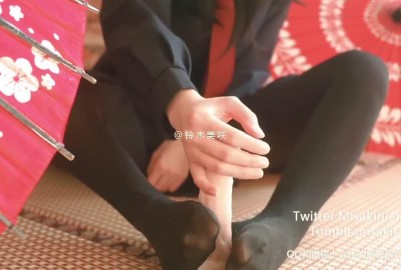 美少女假屌示範如何足交