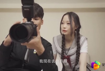 國産AV制服JK女約拍私房照被攝影師和朋友用媚藥玩弄