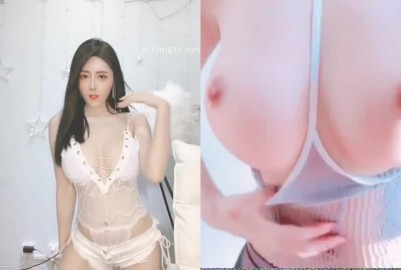 (無碼)花椒網紅女神大長腿雪白乳球豐碩誘人擠奶搓揉魅惑至極