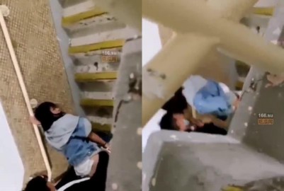 饑渴男女後樓梯偷情被拍 - 黑料不打烊