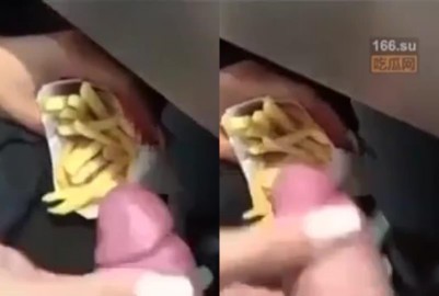 美女吃乳白薯條 - 黑料不打烊