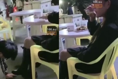 美女夜市遛狗遭路人指點圍觀 - 黑料不打烊