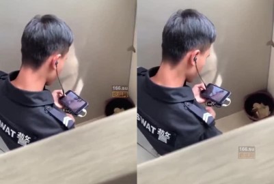 特警壓力大廁所玩鳥解壓順便求個番號 - 黑料不打烊