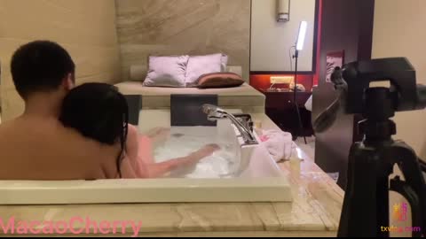國產AV 糖心Vlog 小櫻桃和爸爸一起洗澡被各種姿勢狂操 櫻桃妹妹