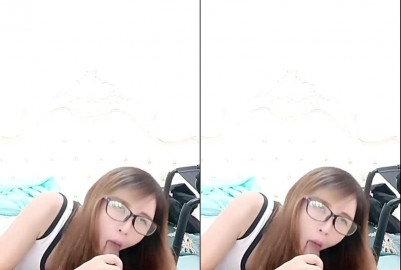 眼鏡妹吃的好開心