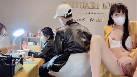 人前露出可真是太棒了，美容店 OL店員這樣玩，會吸引很多客源吧！