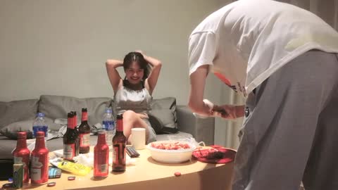 綠帽白嫖良家妹子笑起來甜美長裙妹紙 喝喝酒玩玩遊戲 儘興後入再開操騎乘猛