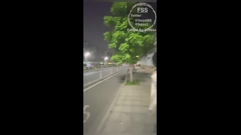 大神馮珊珊在大街上迎著路人露出