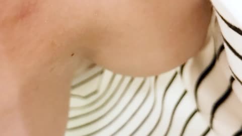 【洩密】飲み友の胸チラ。ノーブラ風呂掃除で乳丸見え【パンチラ美】