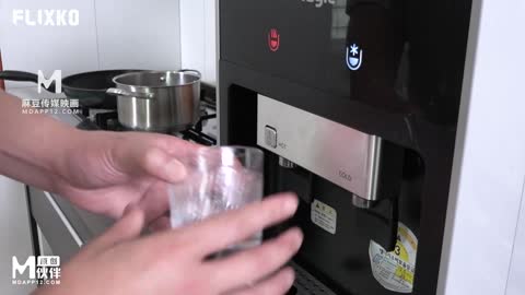 國產AV 麻豆傳媒 FLIXKO MFK0042 我的全能家政夫