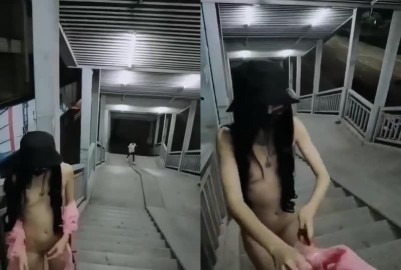 全裸天橋露出路人都看懵逼了