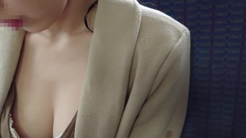 〔バス・胸チラ〕胸元ユルユルで若そうなOLさん系女子の大きい胸の谷間に釘付け!