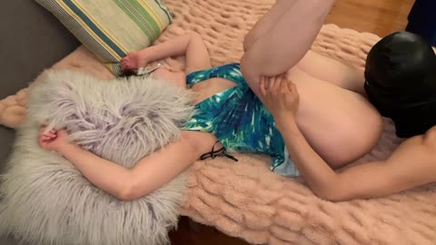 熟女人妻吃雞啪啪 要要想要 無毛粉鮑魚被舔的受不了尿尿狂噴 撅著大屁屁後入內射