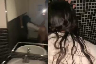 與砲友在廁所打炮，不時叫她小聲一點
