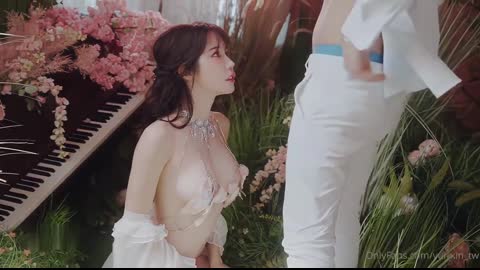 國產AV 完美爆乳美人魚 和科學勃士在有鋼琴的花叢中啪啪 辛尤裏 