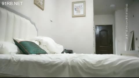 眼鏡小哥極品探花 兼職外圍小姐姐 口活相當不錯舔舒服了 近距離視角掰穴清晰可見 接連搞了兩炮張開雙腿猛操
