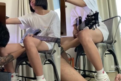 調戲玩吉他的女友
