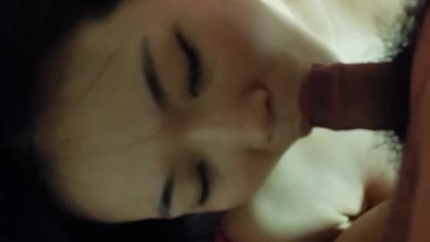 呻吟聲都被男人的雞巴給擋在嘴裡了