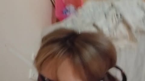 一個親近並接受一切的接吻女孩。