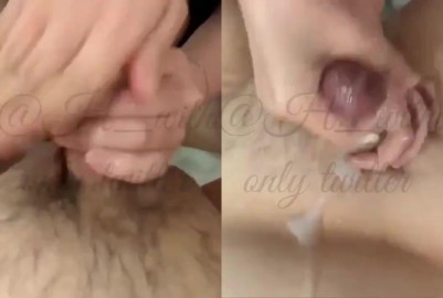女兒因雙手無情的動作而尖叫和高潮。
