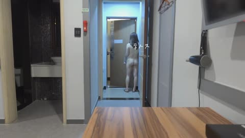 小母狗赤裸幫送貨員開門