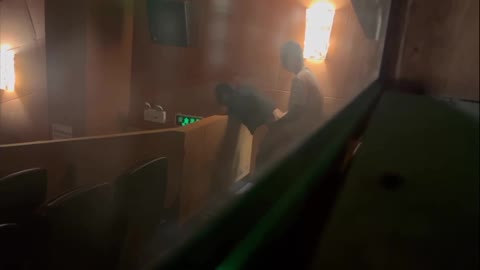 電影院後排小情侶忍不住就搞起來了