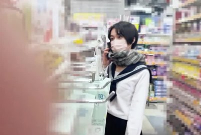 セーラー服JK逆さ撮り▷剛Xノーパンマ〇コ過ぎて黒パンかと思ったO字開腳【パンチラ盜撮】