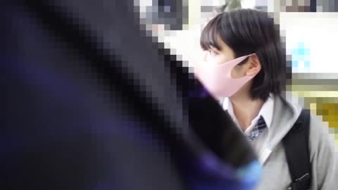 【電車癡漢 #13】《アイドル顔女子●生》広〇すず似の激カワ女子●生が聲も出せずにパンツ內大量潮吹き！集団中出し癡漢！！