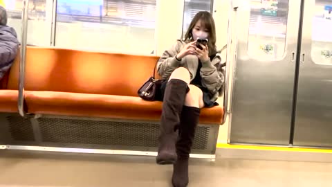 LU●INEで働く美人美容部員の仕事帰りを電車內まで追いかけて大膽大X開きを正面パンO撮