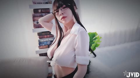 色色的、能幹的超巨乳女同事－黎菲兒 加班竟脫衣誘惑，那超巨豪乳在眼前晃呀晃 我再也忍不住了