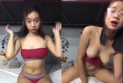 戴眼鏡的女孩在臥室自慰