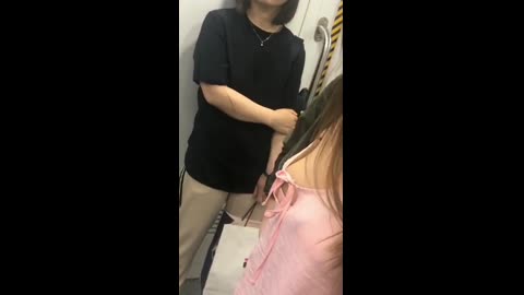 地鐵上的小姐姐，憂郁清純，兔兔好大，奶頭都要跳出來了