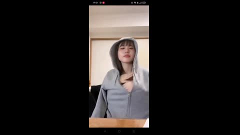 帽T姐姐直播手縮衣內看對話 C白兔