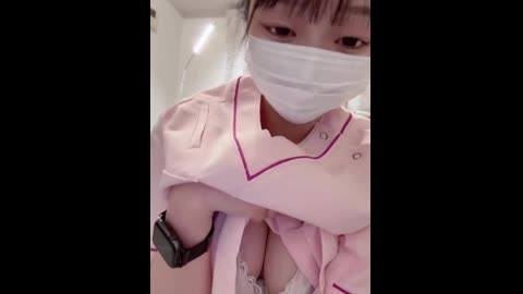 可愛小護士休息站偷露E乳自拍 害羞