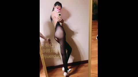 穿上连体丝袜美美的对镜自拍给i揪们看，老公在旁边捣乱?有个谈了好久的美国单男要回国啦