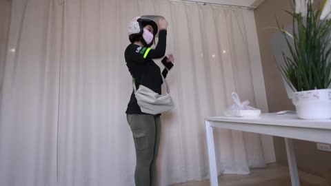[ssrpeach] A doctor offered to give a free body check-up to a Uber Eats delivery girl