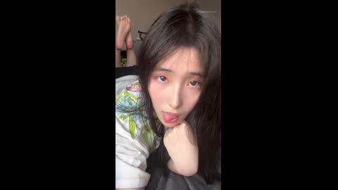 【张人o】最新爆料，抖音微博究极反差高颜露脸女大无水隐私流出，宿舍自慰性爱，典型表里不一母狗 (11)
