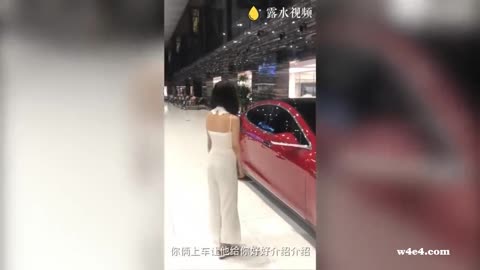 【网爆门事件】超骚嫩模车展现场趁着人少，被男友强行塞入遥控跳蛋，看着她忍耐的样子真刺激