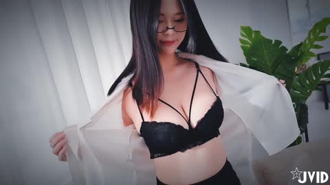 清純甜美的新同事_飽滿Ｇ奶太誘人_白皙大奶身材快要溢出