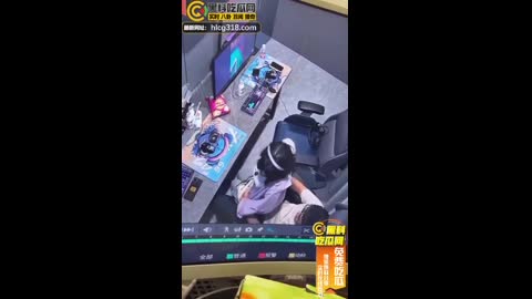 GO学长网吧包间大战微胖瓦学妹！放纵肉欲上位坐屌，粉嫩乳头清晰可见，瓦学弟们好好学学！