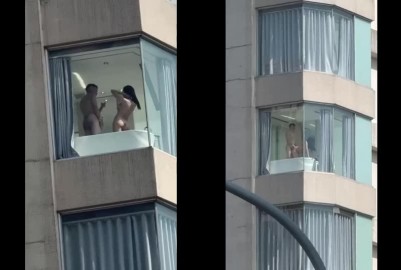 情侶在飯店靠窗浴室浴缸裡背後抽插打炮做愛簾子不拉上不怕人看